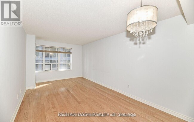 Photo du bâtiment - 270 Wellington St W