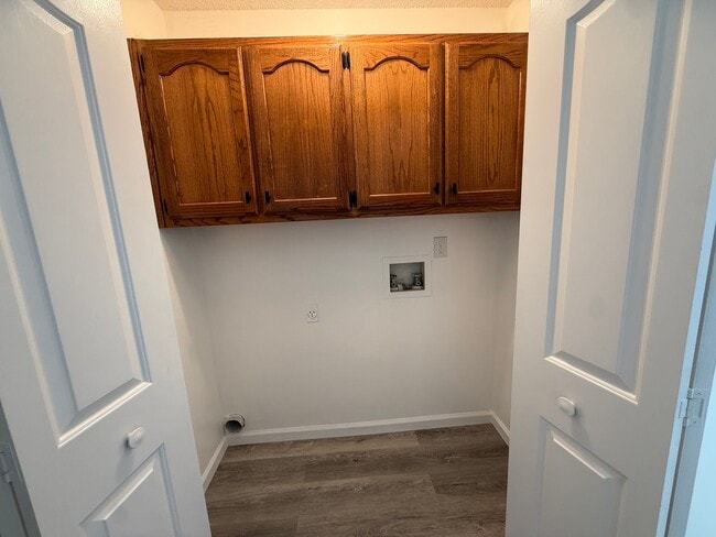 Building Photo - Freshly Updated 2/2 Townhome
