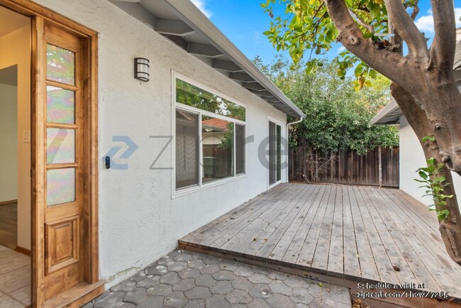 Foto del edificio - 1349 Thunderbird Ave