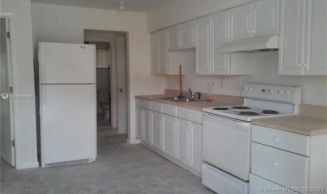 Building Photo - 2330 SW 44th St