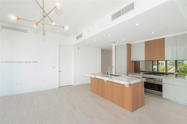 Building Photo - 2831 S Bayshore Dr