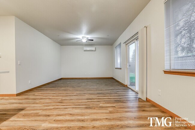 Building Photo - Newer 2BD Duplex in Great Washougal Locati...