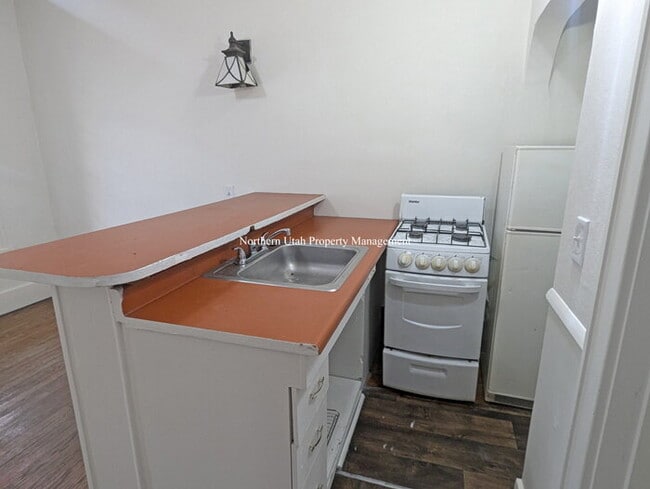 Building Photo - 1 Bed 1 Bath Unit