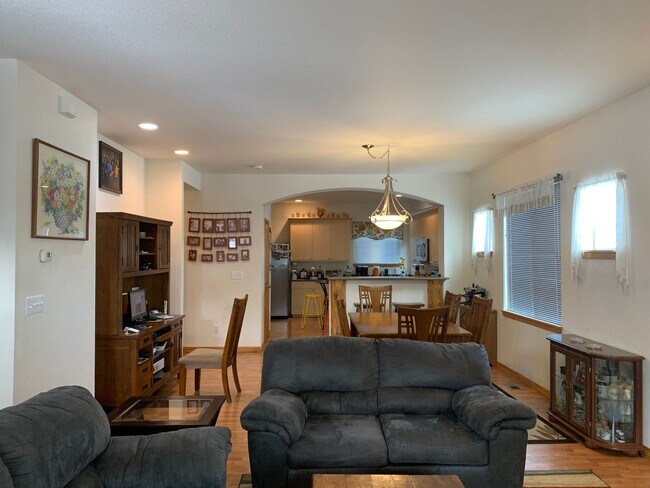 Foto del edificio - Beautiful 4 Bedroom, 3.5 Bath Home For Ren...
