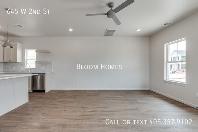 Foto del edificio - 645 W 2nd St