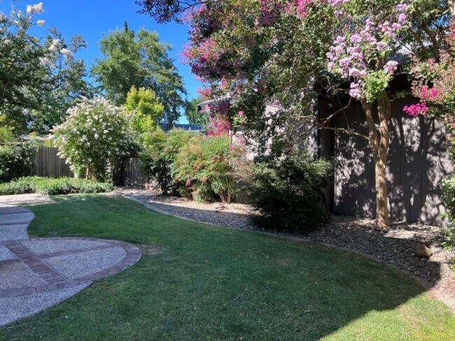 Foto del edificio - Nice pocket home with two fireplaces. Gardening service is included.
