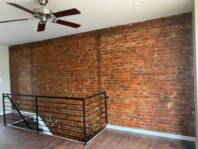 Building Photo - 1854 Clarence St