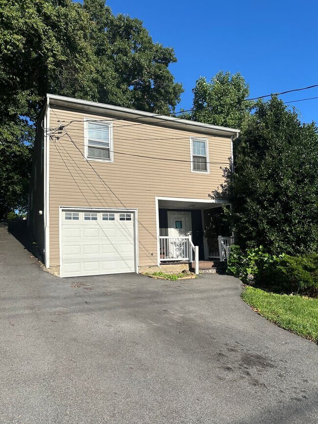 Building Photo - Charming 3 Bed with 2 Baths