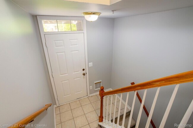 Building Photo - 16944 Farmington Rd