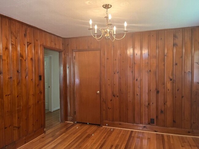 Building Photo - ~~Cute 2 bedroom brick ranch w/fenced back...
