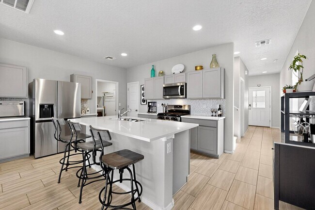 Foto del edificio - For Rent | Unfurnished Home | 4 Bed / 2.5 Bath | 2 Car Garage | 2-Story | Rio Rancho | Solar