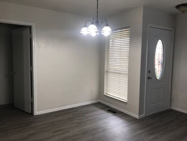 Foto del edificio - Remodeled 2 Story Duplex - Putnam City Sch...