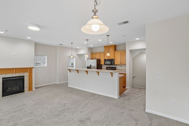 Foto del edificio - Dual-Suite 2BR/2.5BA Townhome-Style Condo — Gas Fireplace, Balcony & Attached Garage | Heron Cree...