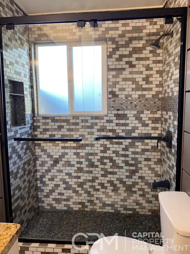 Foto del edificio - 15 DAYS RENT FREE! 4 Bedroom House with wo...