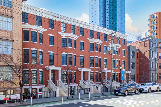 Foto del edificio - The Brownstones & Townhouses