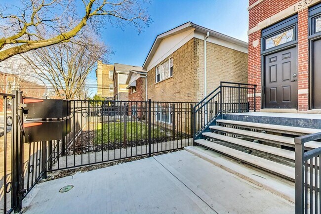Building Photo - 1535 N Maplewood Ave