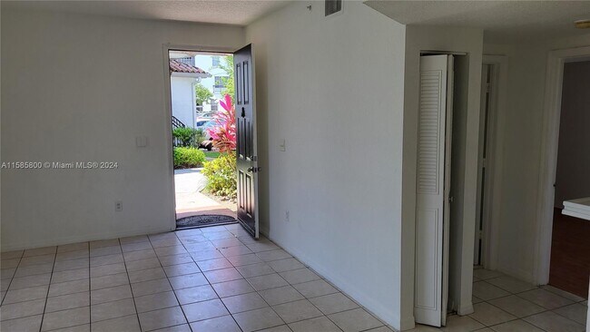 Foto del edificio - 715 SW 148th Ave