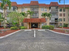 Building Photo - 4166 Inverrary Dr