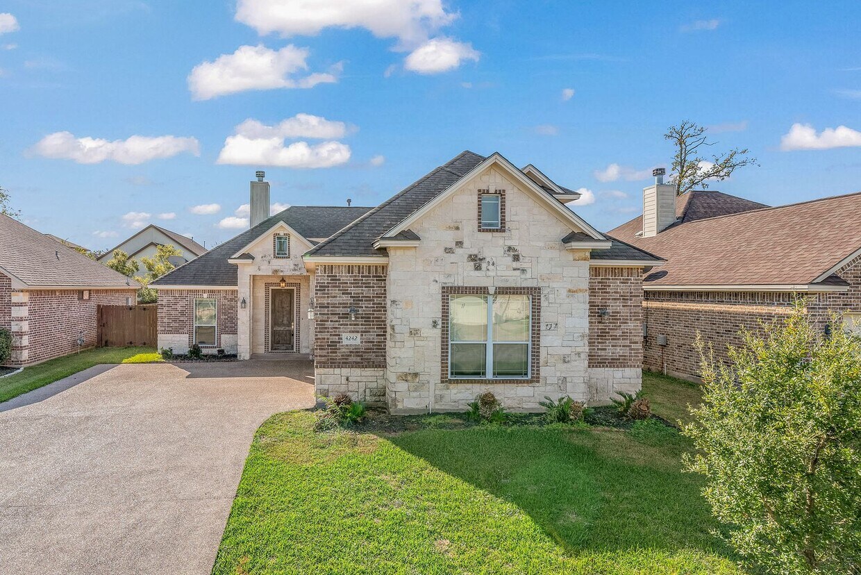 Foto principal - AVAILABLE FOR AUGUST PRE-LEASE! Spacious 3...