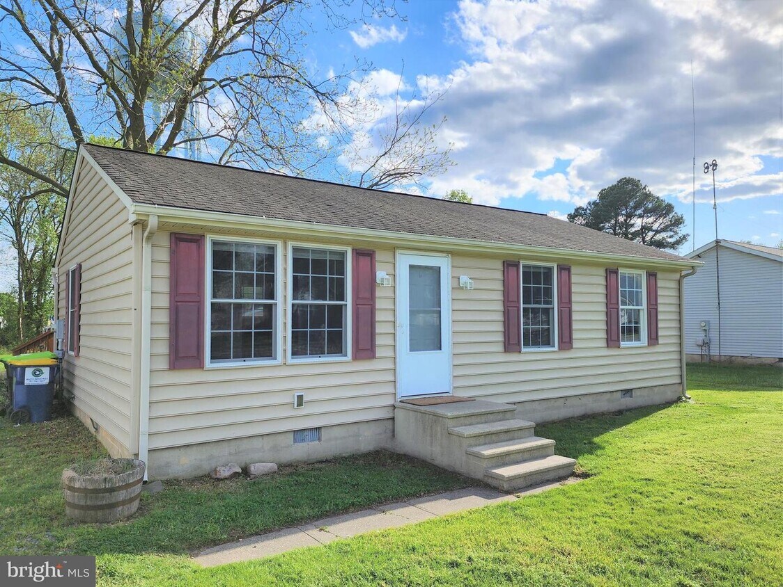Primary Photo - 210 W High St