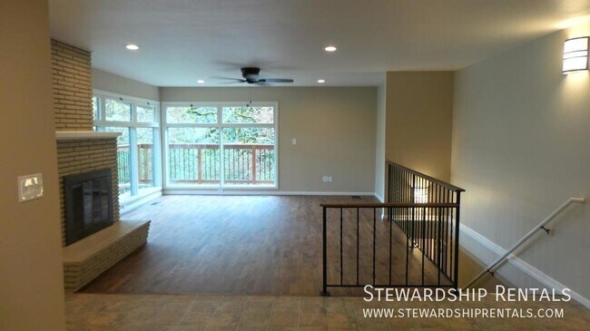 Building Photo - Easy access to Lane and U of O!