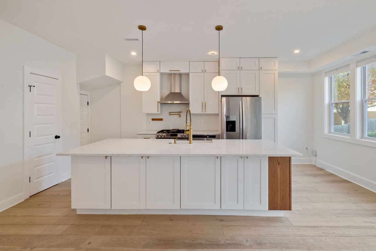 Gourmet kitchen with high-end appliances - 205 Webster St NW