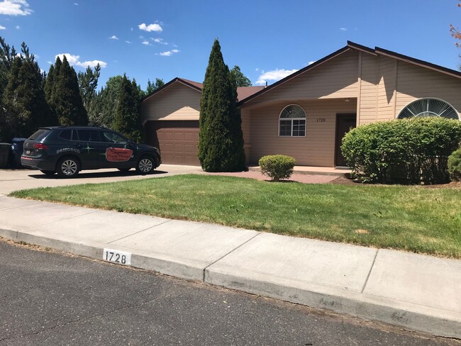 Foto del edificio - Single level home in NE Bend, huge yard an...