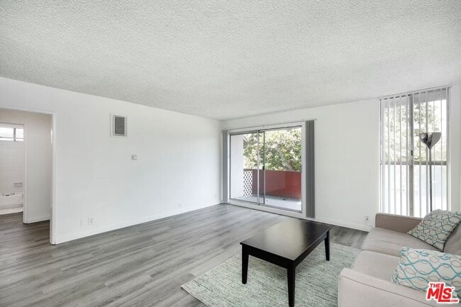 Foto del edificio - 1208 W Adams Blvd