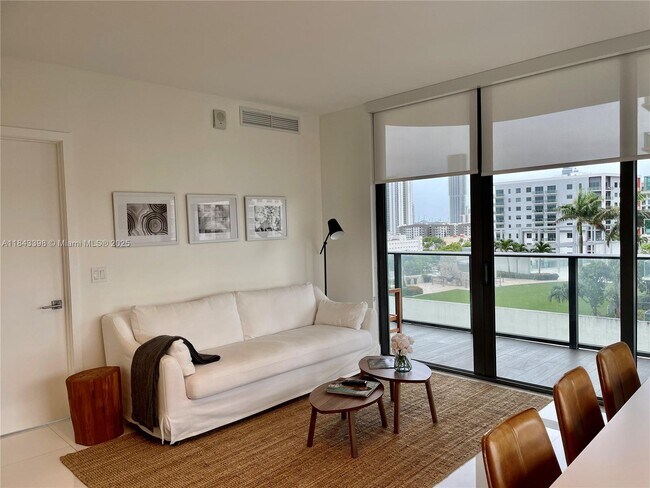 Foto del edificio - 121 NE 34th St
