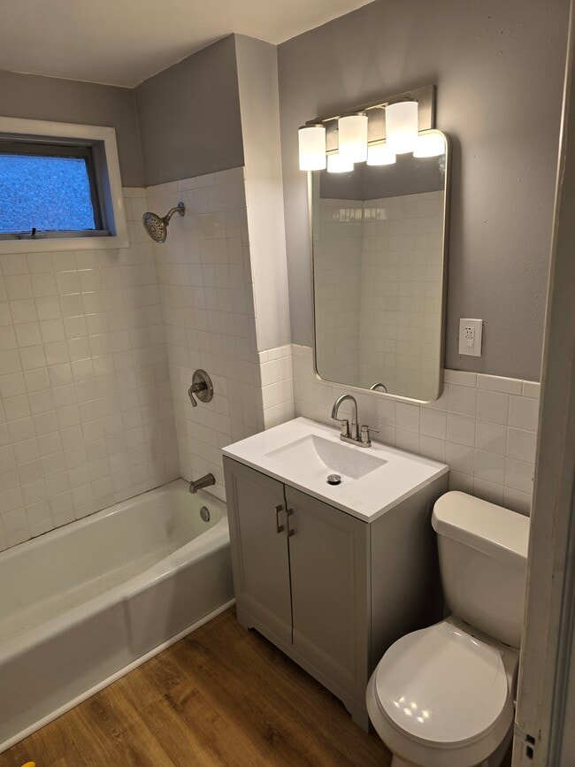 Building Photo - 516 Woodlawn Ave