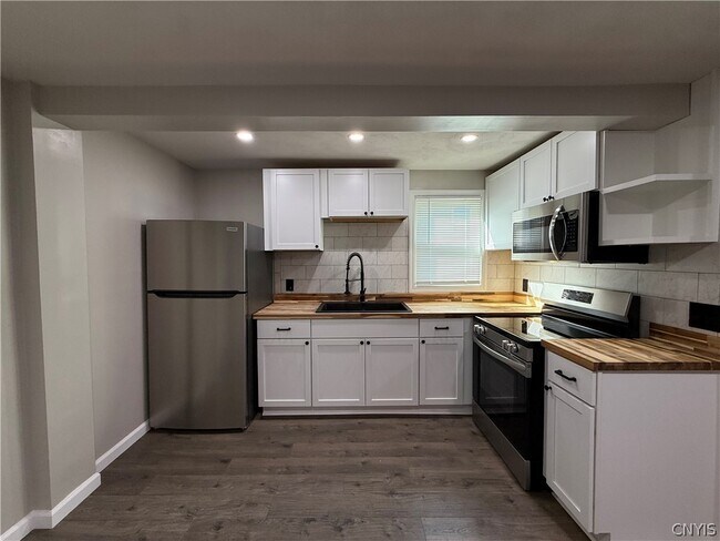 Foto del edificio - 8261 Oswego Rd