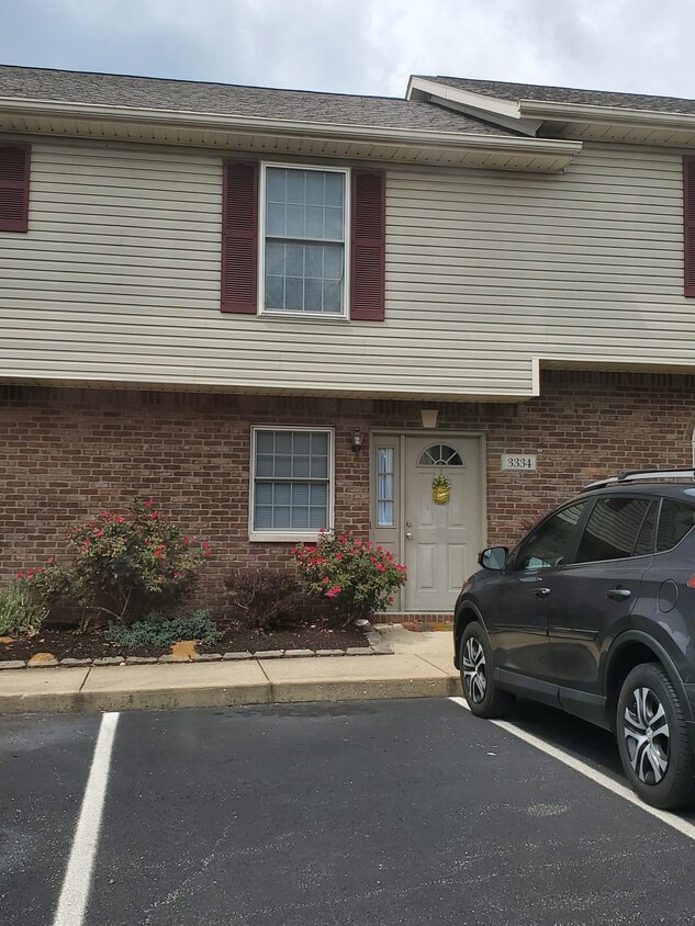 3334-s-oaklawn-cir-bloomington-in-47401-townhome-rentals-in