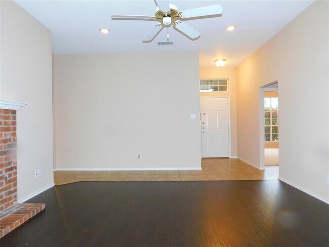 Building Photo - 213 Plum Hollow