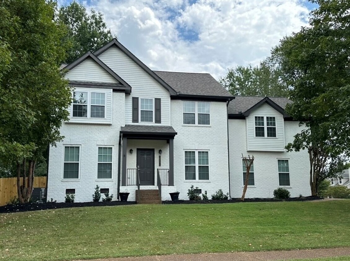 Foto principal - Gorgeous 4 bedroom/2 1/2 bath Brick Home i...