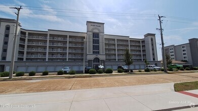 Building Photo - 1805 N Riverside Dr