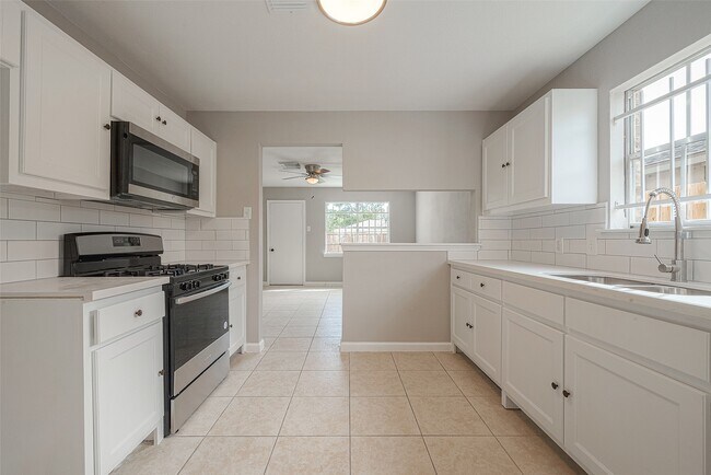 Building Photo - 8714 Valley Flag Dr