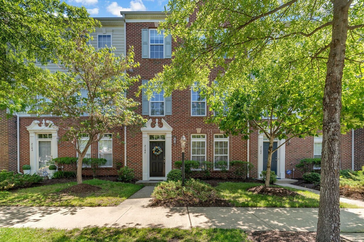 Primary Photo - Beautiful 3-level 3 BR 2.5BA Townhome in P...