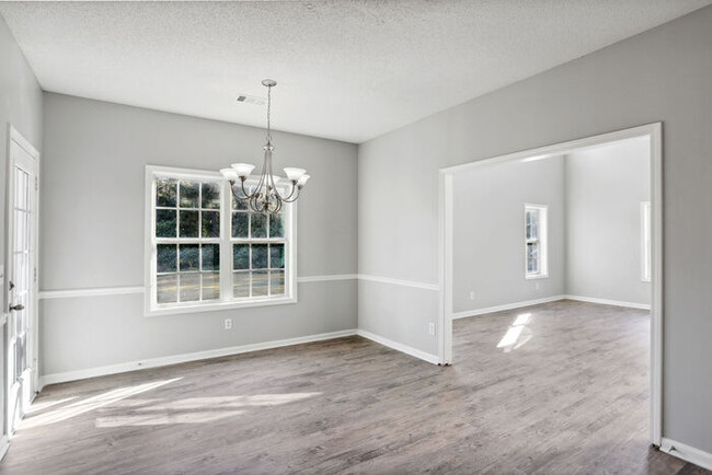 Building Photo - Move-in ready home in Riverdale!