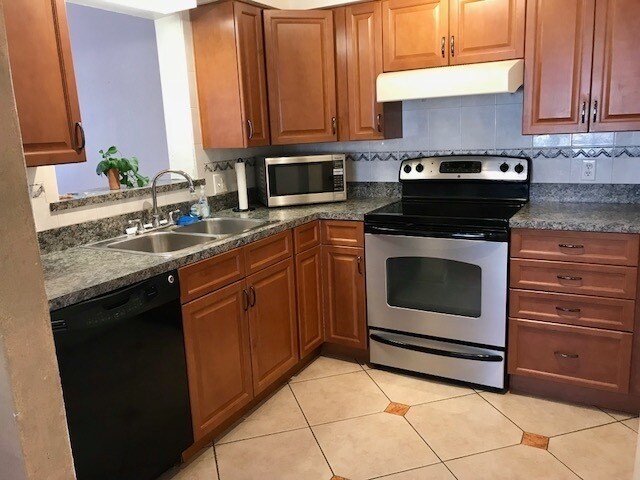 Building Photo - GREAT 3/2/1 SINGLE FAMILY HOME MINUTES TO ...