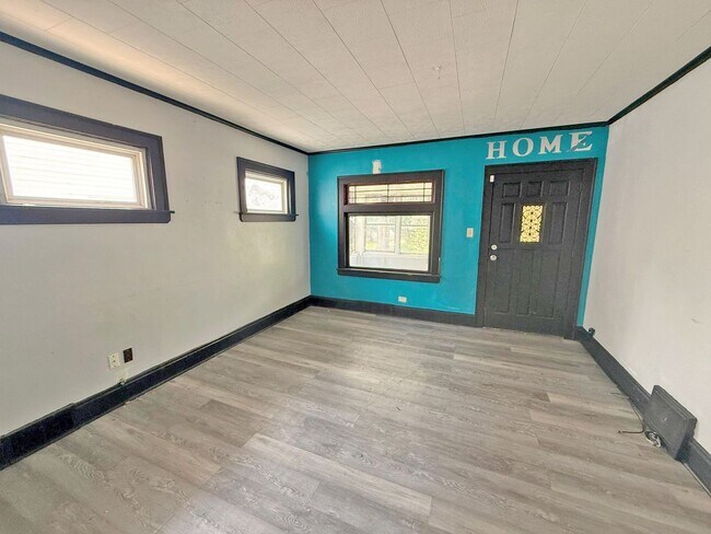 Building Photo - 4 BED 1 BATH BEAUTIFUL SINGLE FAMILY HOME ...