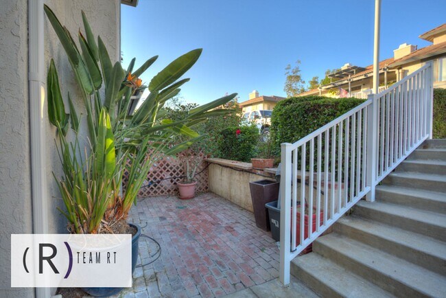 Building Photo - A Freshly Painted and Gorgeous Home Locate...