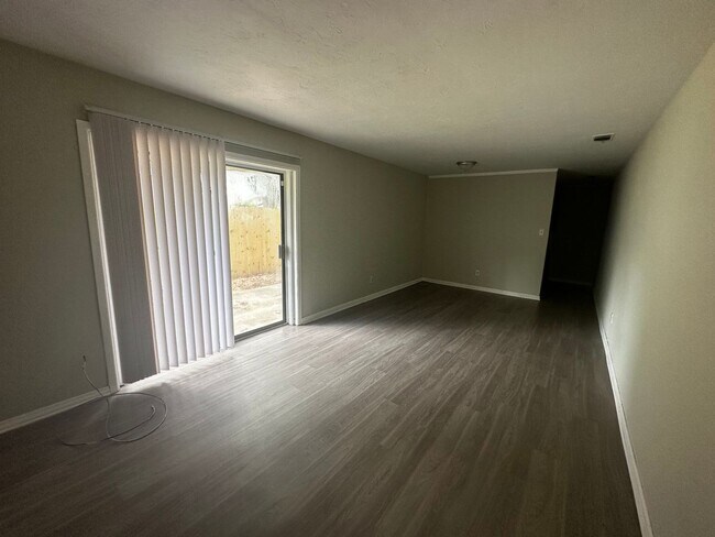 Foto del edificio - 2359 Claremont Ln
