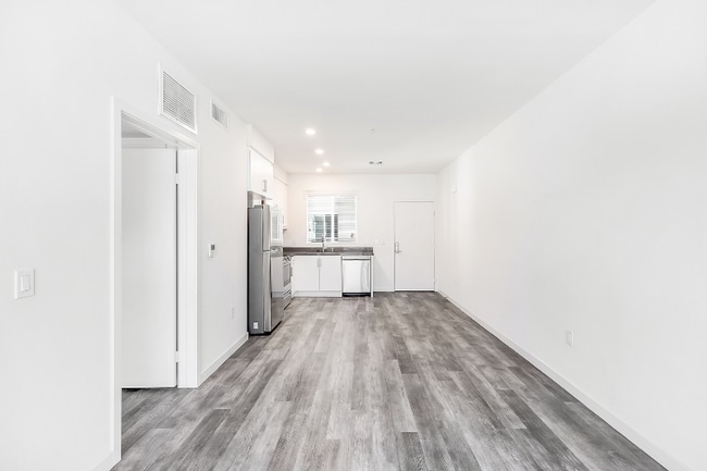 Building Photo - 1249 W 39th Pl