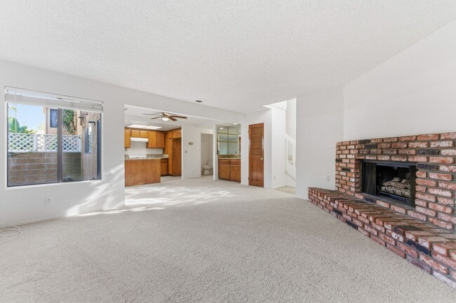 Building Photo - Spacious Westside Townhome Near Parks, Trails, and the Beach