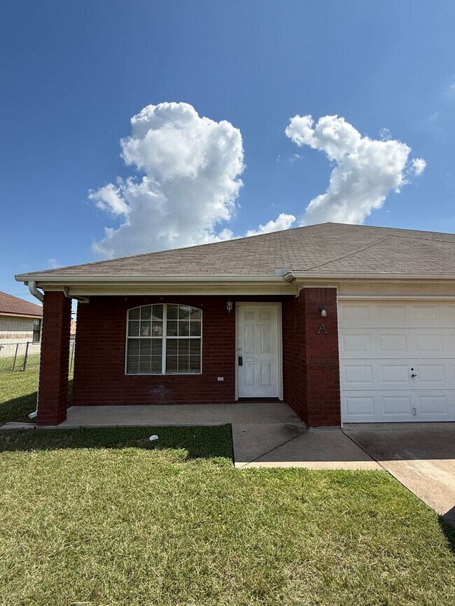 Building Photo - 3208 Raven Dr