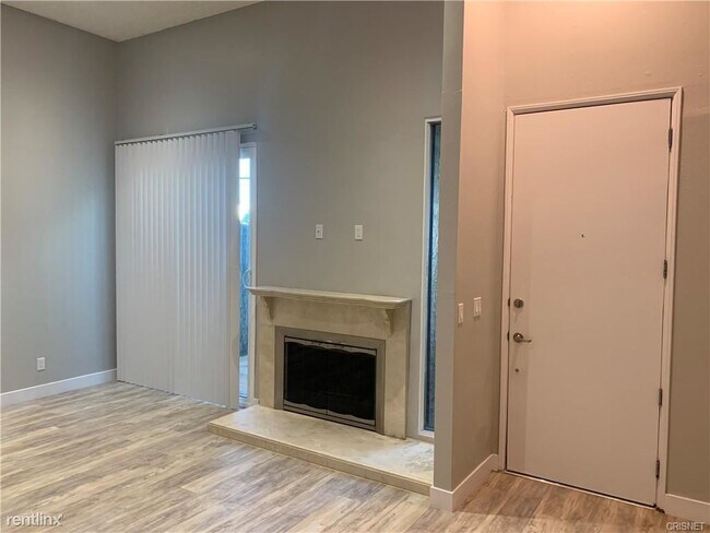 Building Photo - 2 br, 2 bath Condo - 17815 Devonshire St U...