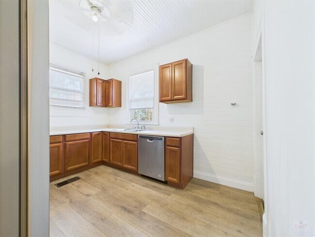 Foto del edificio - 810 W 32nd St