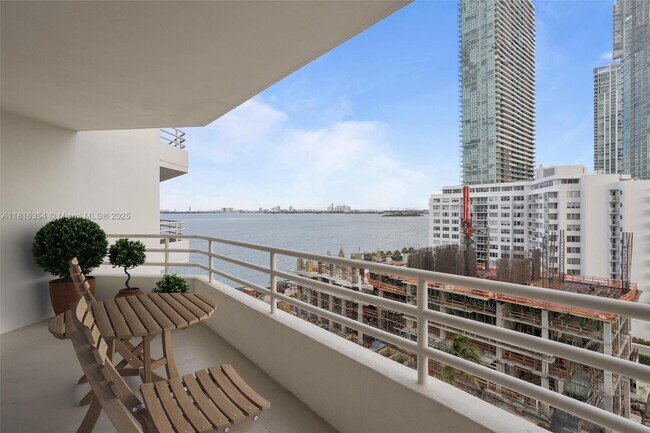 Foto del edificio - 555 NE 34th St