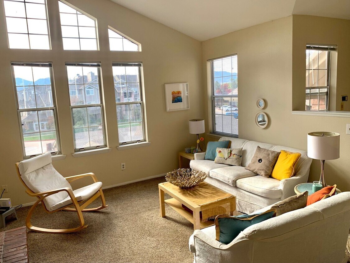 Foto principal - Fabulous Third Floor Two Bedroom With Views!