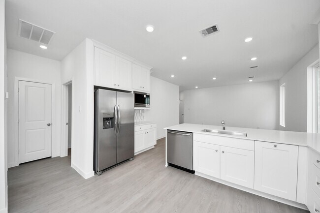 Building Photo - 28910 Rustic Robin Ln